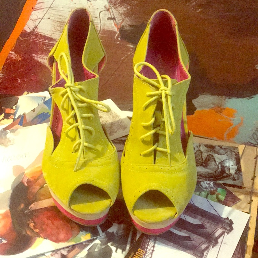 BC Lime Green High Wedge Sandal Size 11 🍒